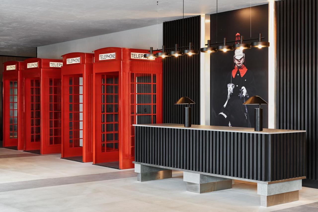 Radisson Hotel And Conference Centre London Heathrow Hillingdon Esterno foto Reception desk with telephone booths