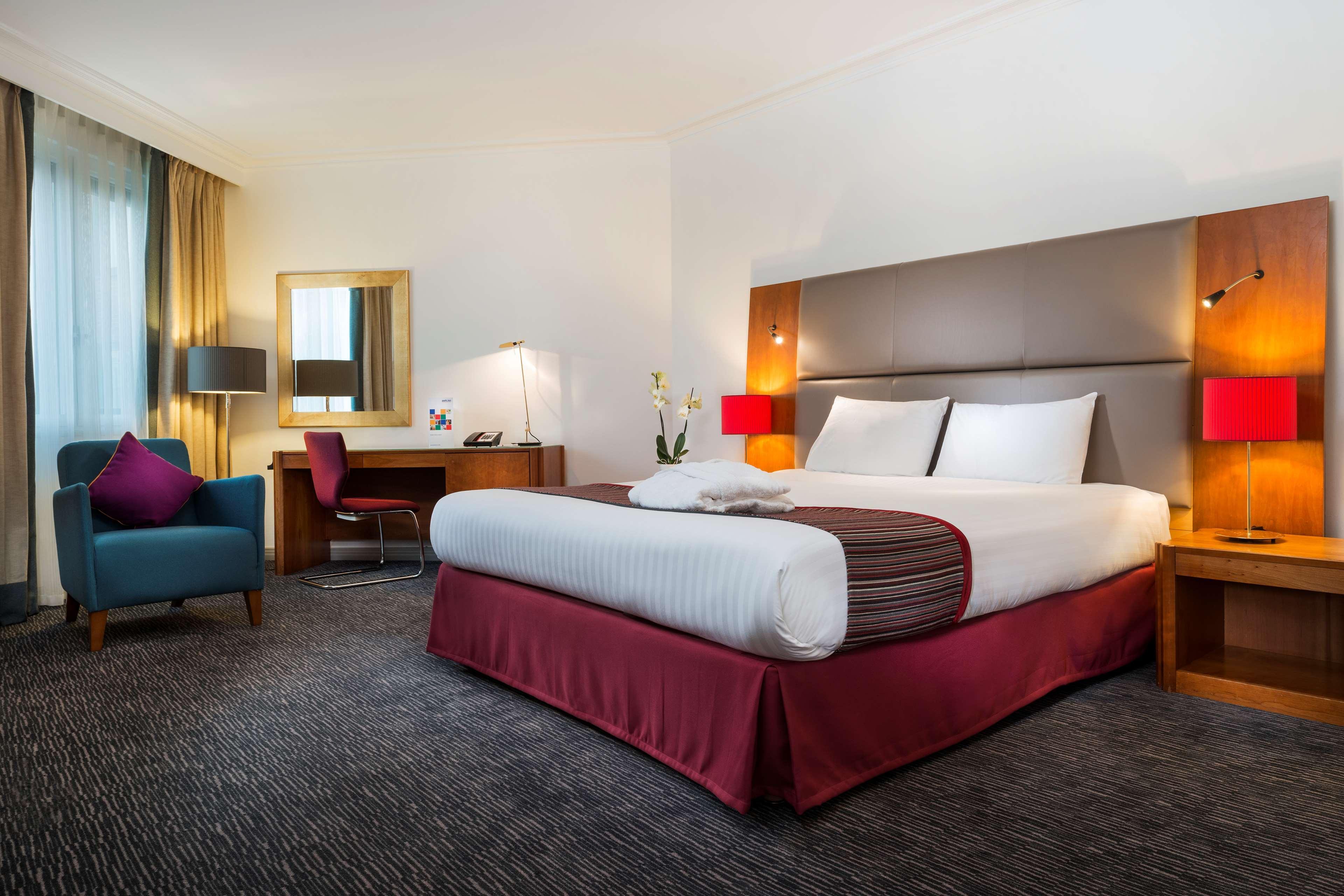 Radisson Hotel And Conference Centre London Heathrow Hillingdon Esterno foto A room at the hotel