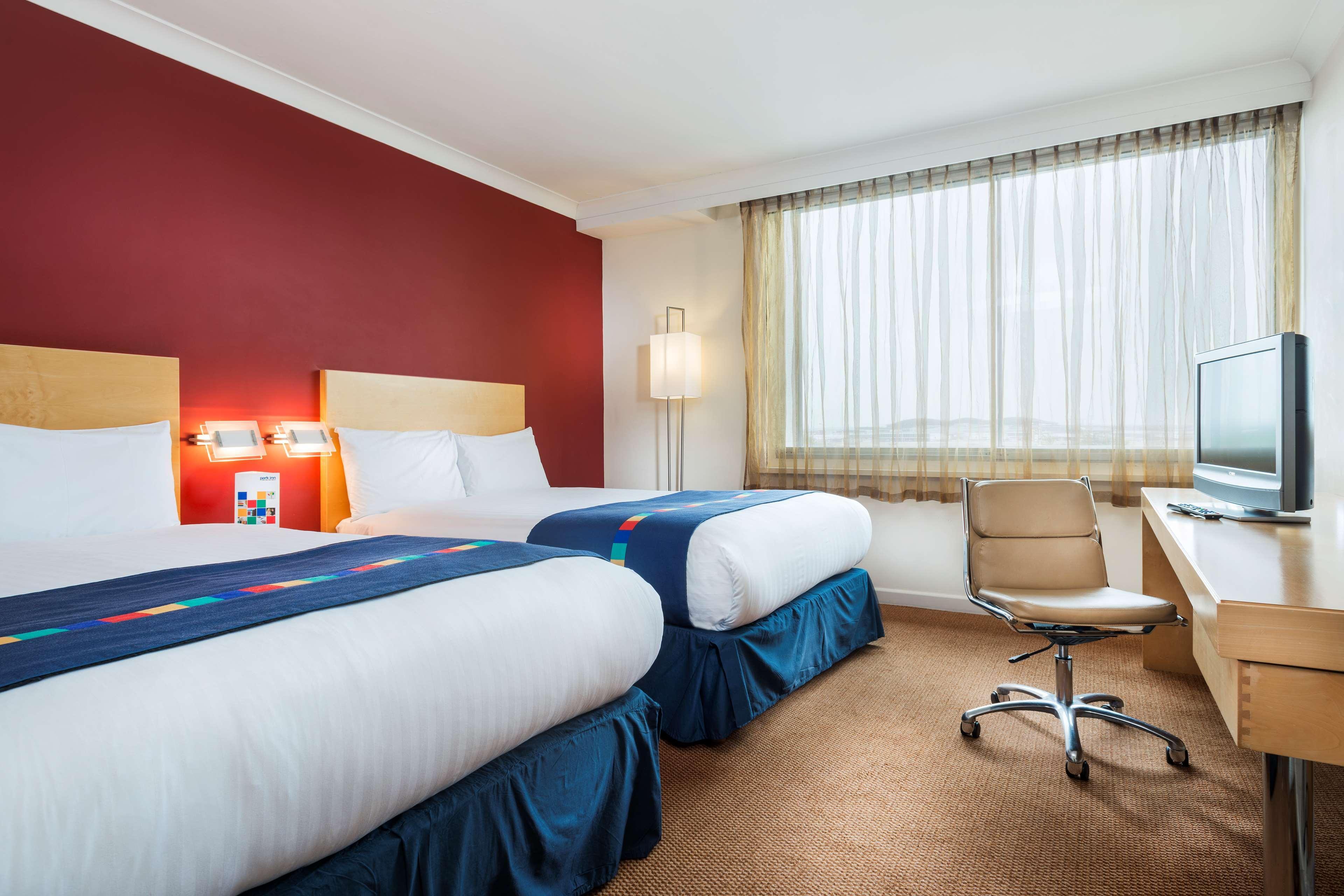 Radisson Hotel And Conference Centre London Heathrow Hillingdon Esterno foto A room at the hotel