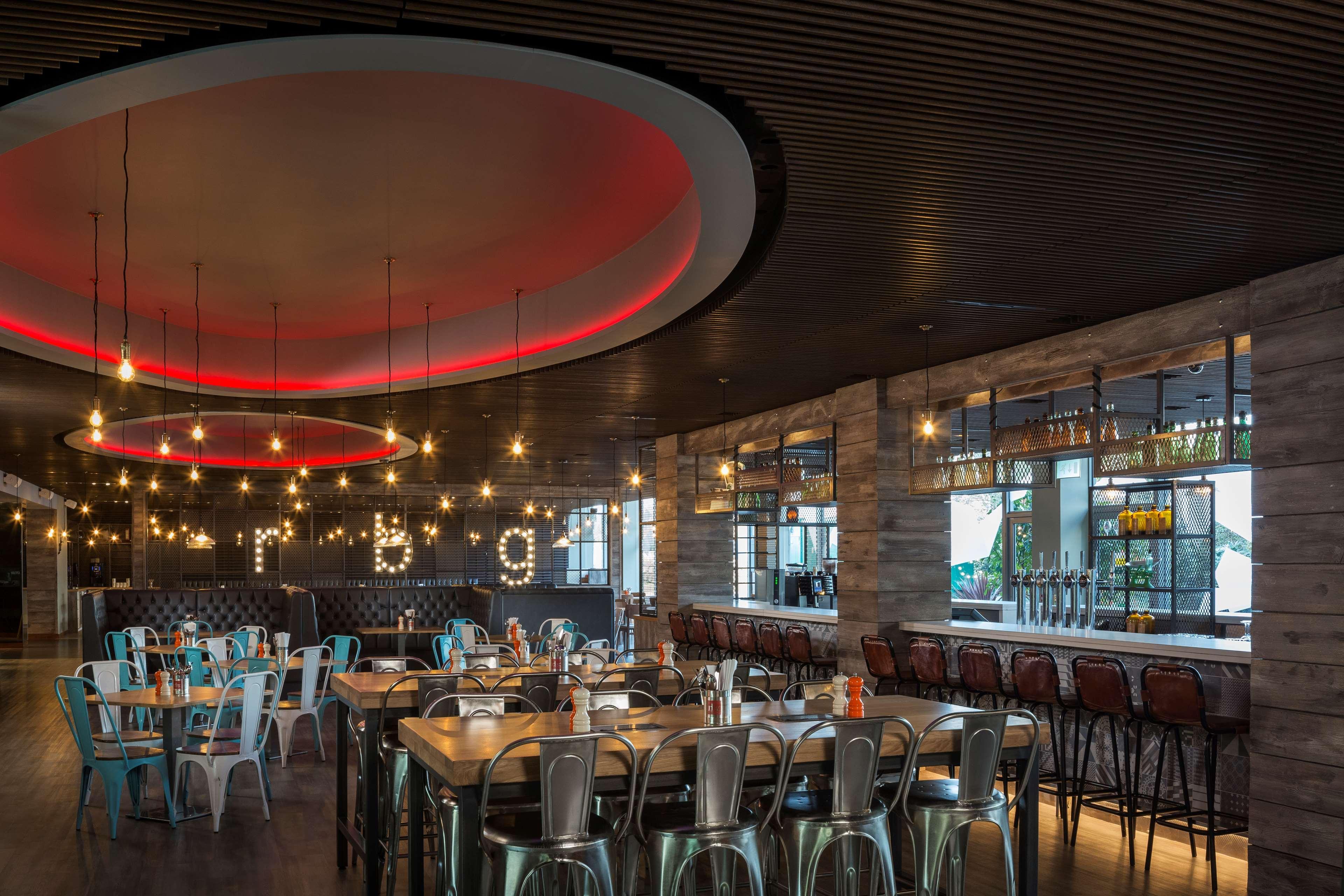 Radisson Hotel And Conference Centre London Heathrow Hillingdon Esterno foto Interior of the restaurant