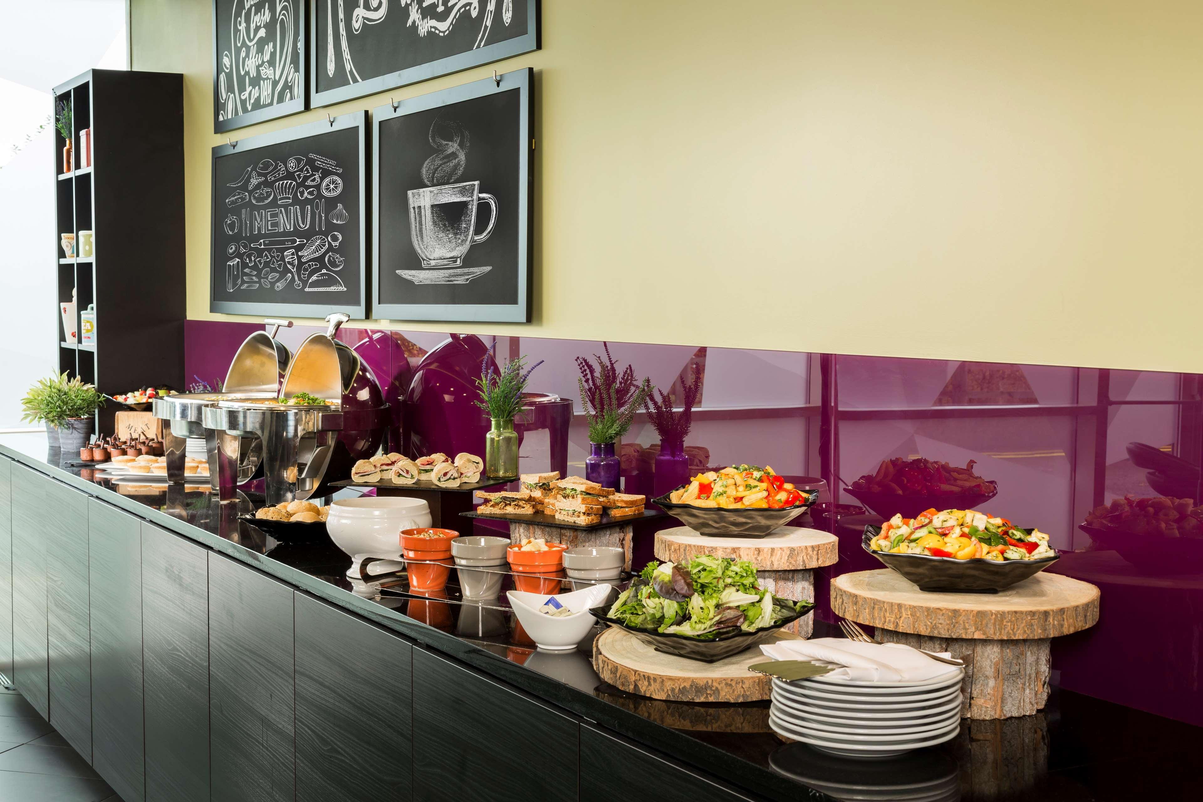 Radisson Hotel And Conference Centre London Heathrow Hillingdon Esterno foto Breakfast buffet at a hotel
