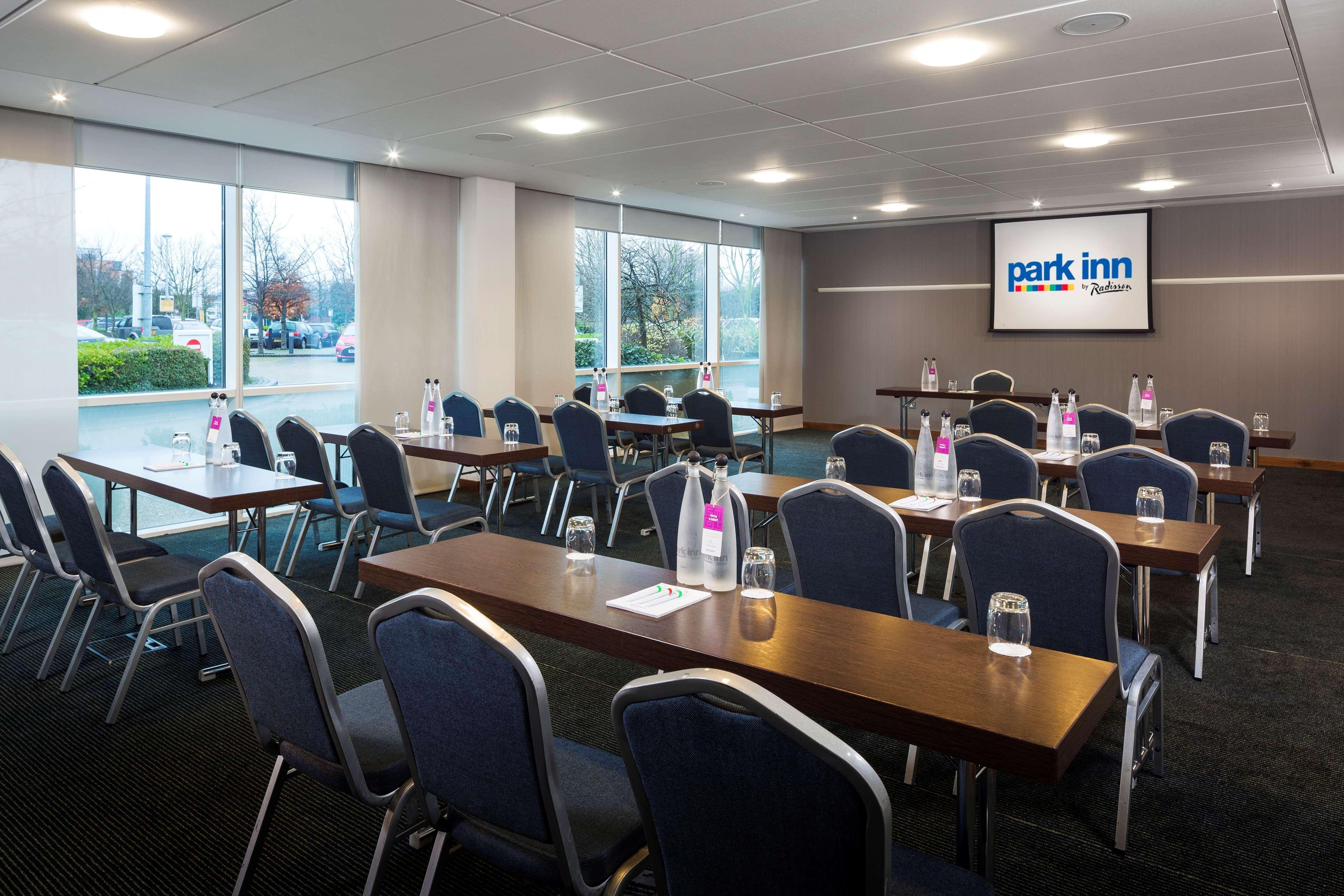 Radisson Hotel And Conference Centre London Heathrow Hillingdon Esterno foto Meeting room at Park Inn by Radisson, Leeds