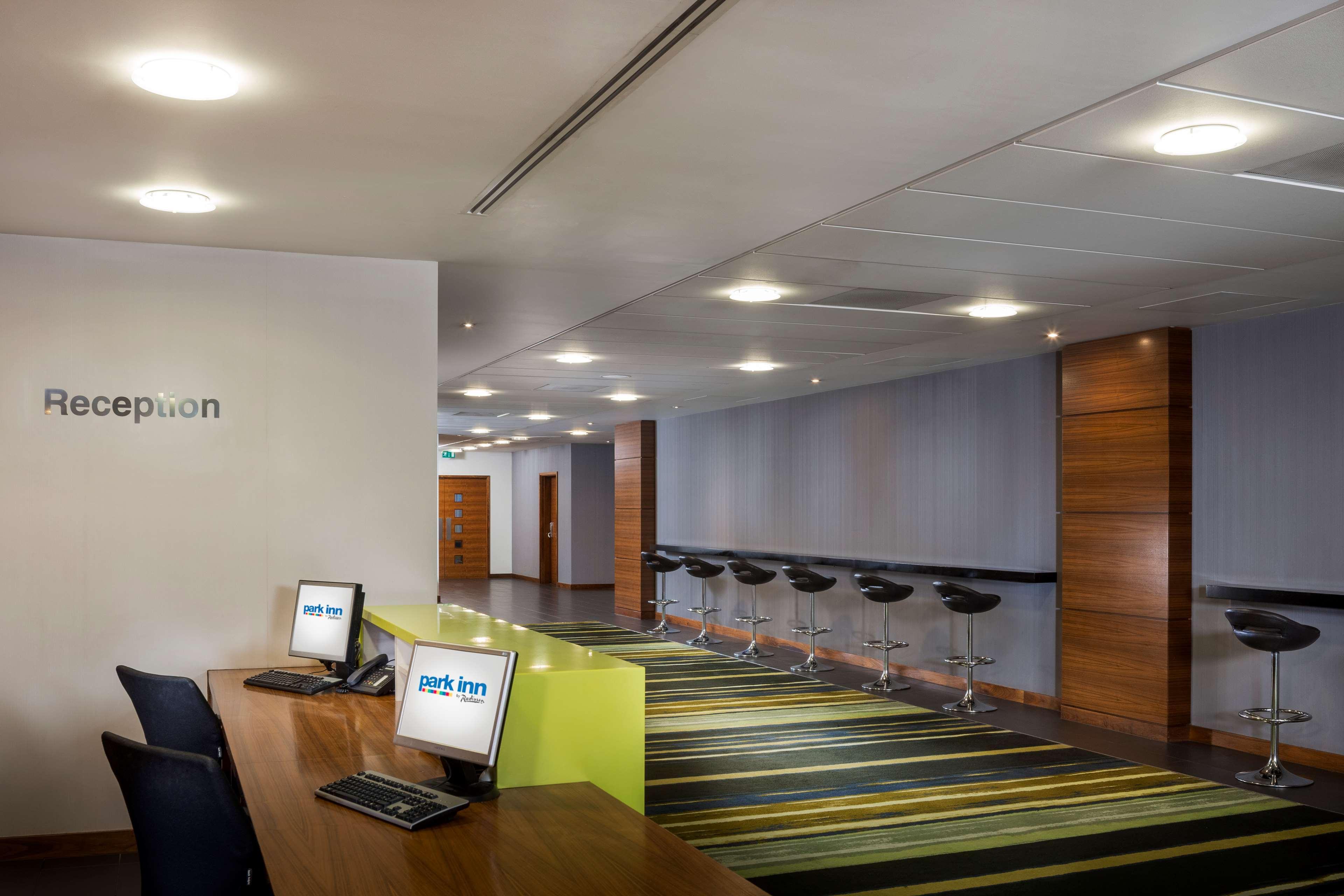 Radisson Hotel And Conference Centre London Heathrow Hillingdon Esterno foto Reception desk of Park Inn by Radisson in Dublin