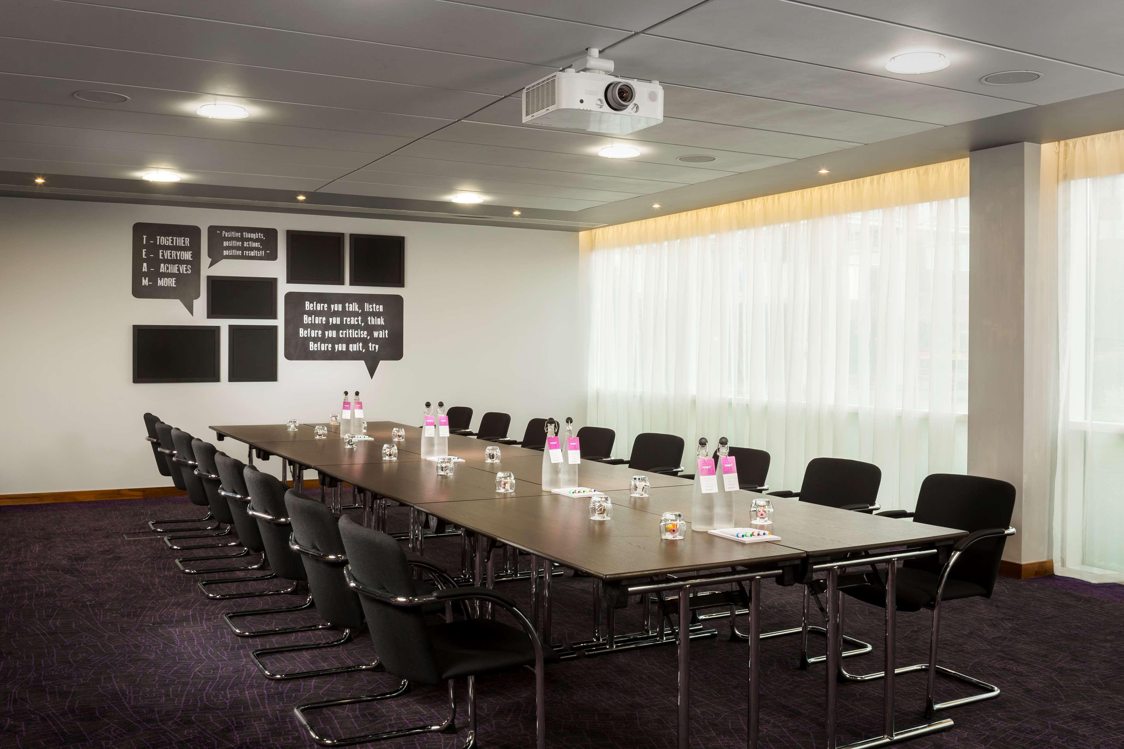 Radisson Hotel And Conference Centre London Heathrow Hillingdon Esterno foto Meeting room at the Park Plaza London