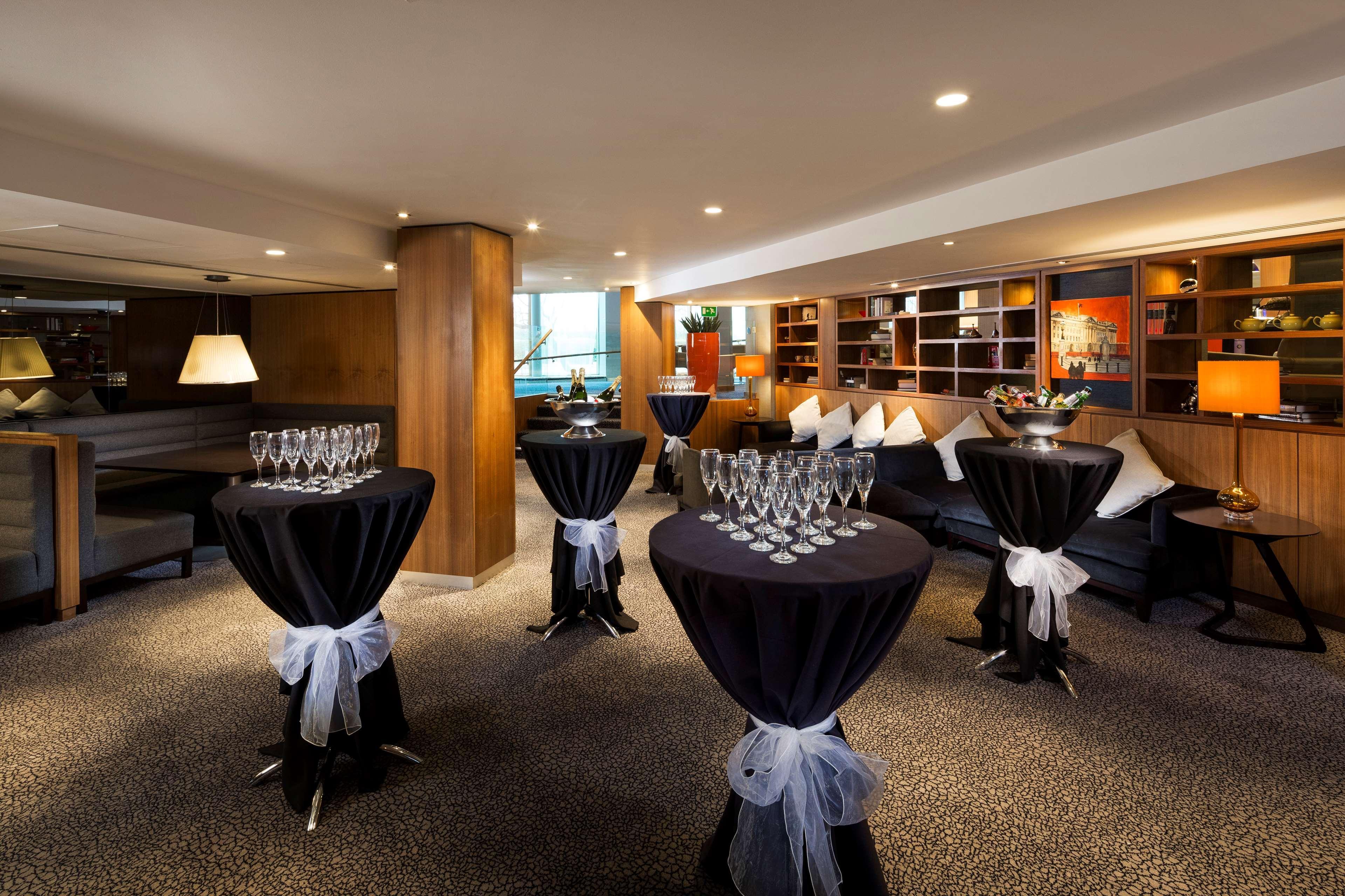 Radisson Hotel And Conference Centre London Heathrow Hillingdon Esterno foto The Sky Bar
