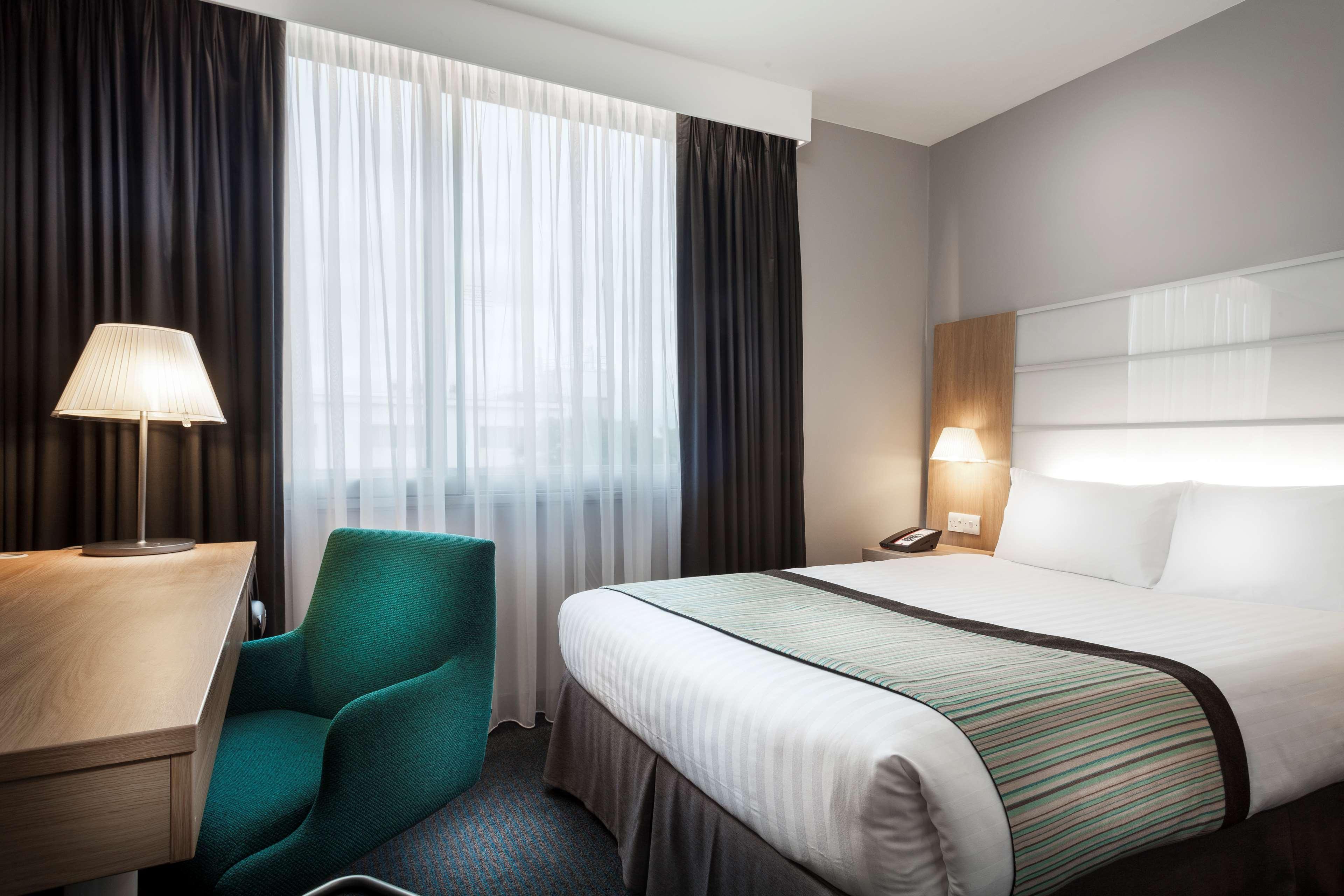 Radisson Hotel And Conference Centre London Heathrow Hillingdon Esterno foto A room at the hotel