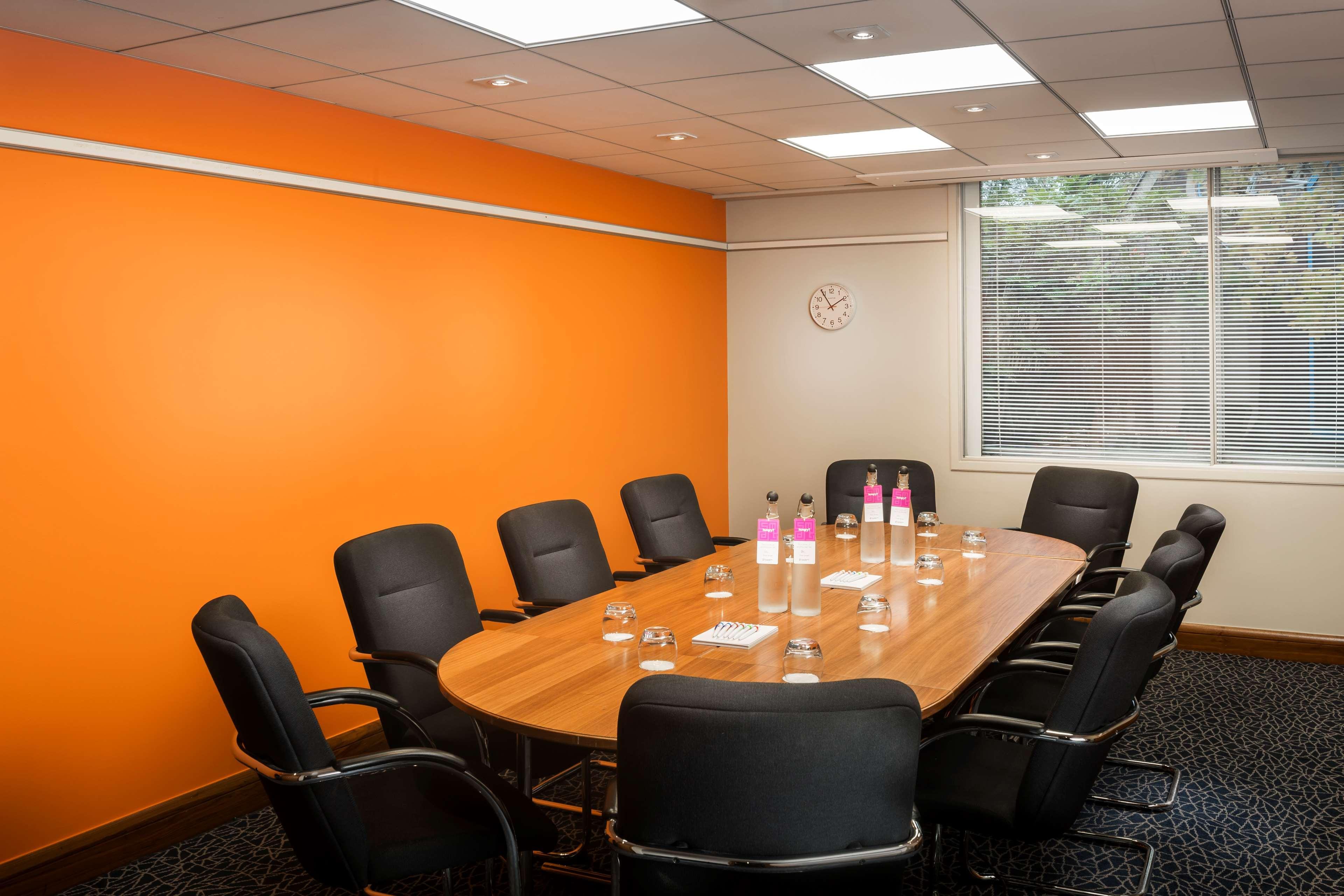 Radisson Hotel And Conference Centre London Heathrow Hillingdon Esterno foto Meeting room in a hotel