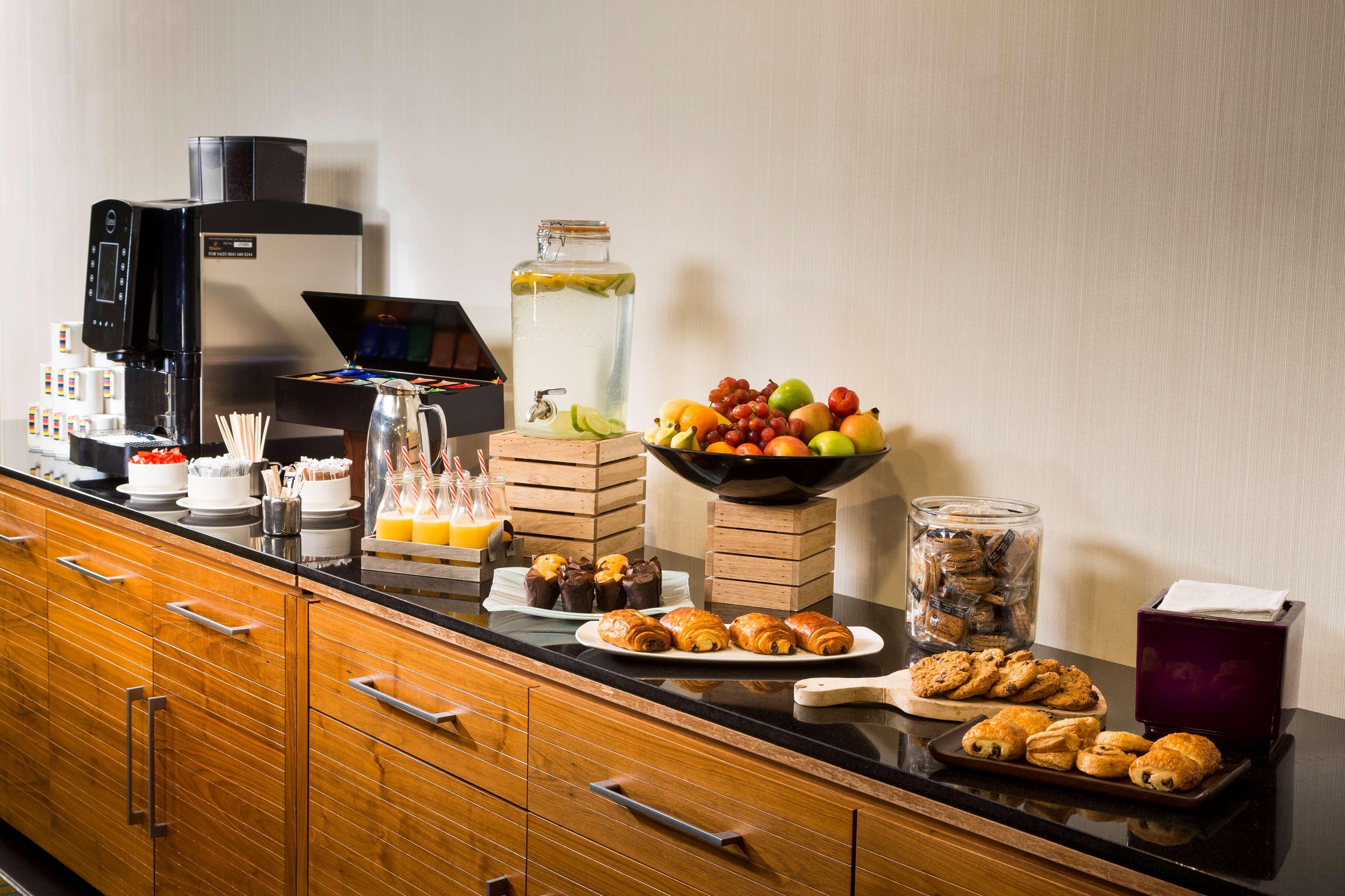 Radisson Hotel And Conference Centre London Heathrow Hillingdon Esterno foto A buffet breakfast at a hotel