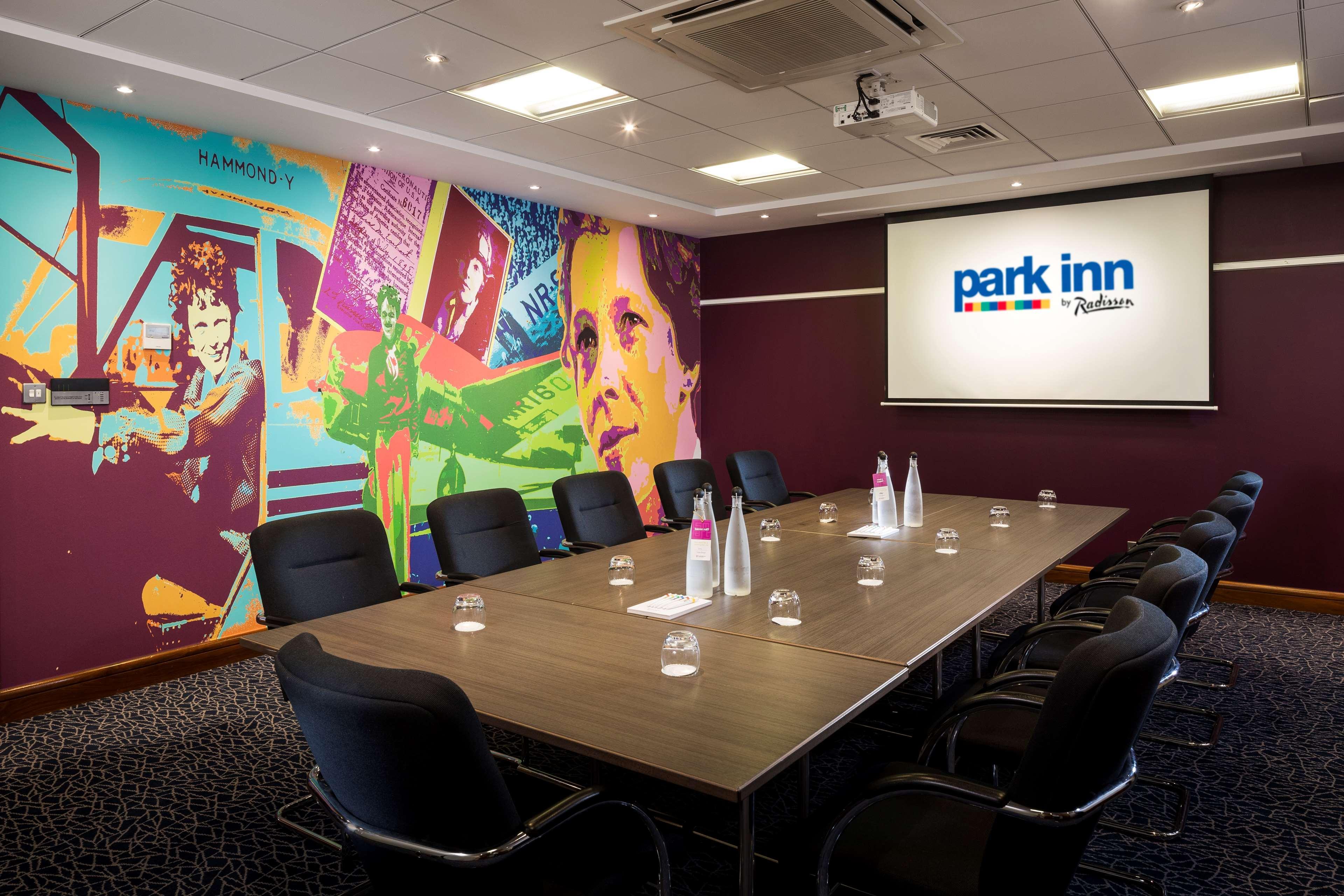 Radisson Hotel And Conference Centre London Heathrow Hillingdon Esterno foto Meeting room at Park Inn by Radisson, Manchester