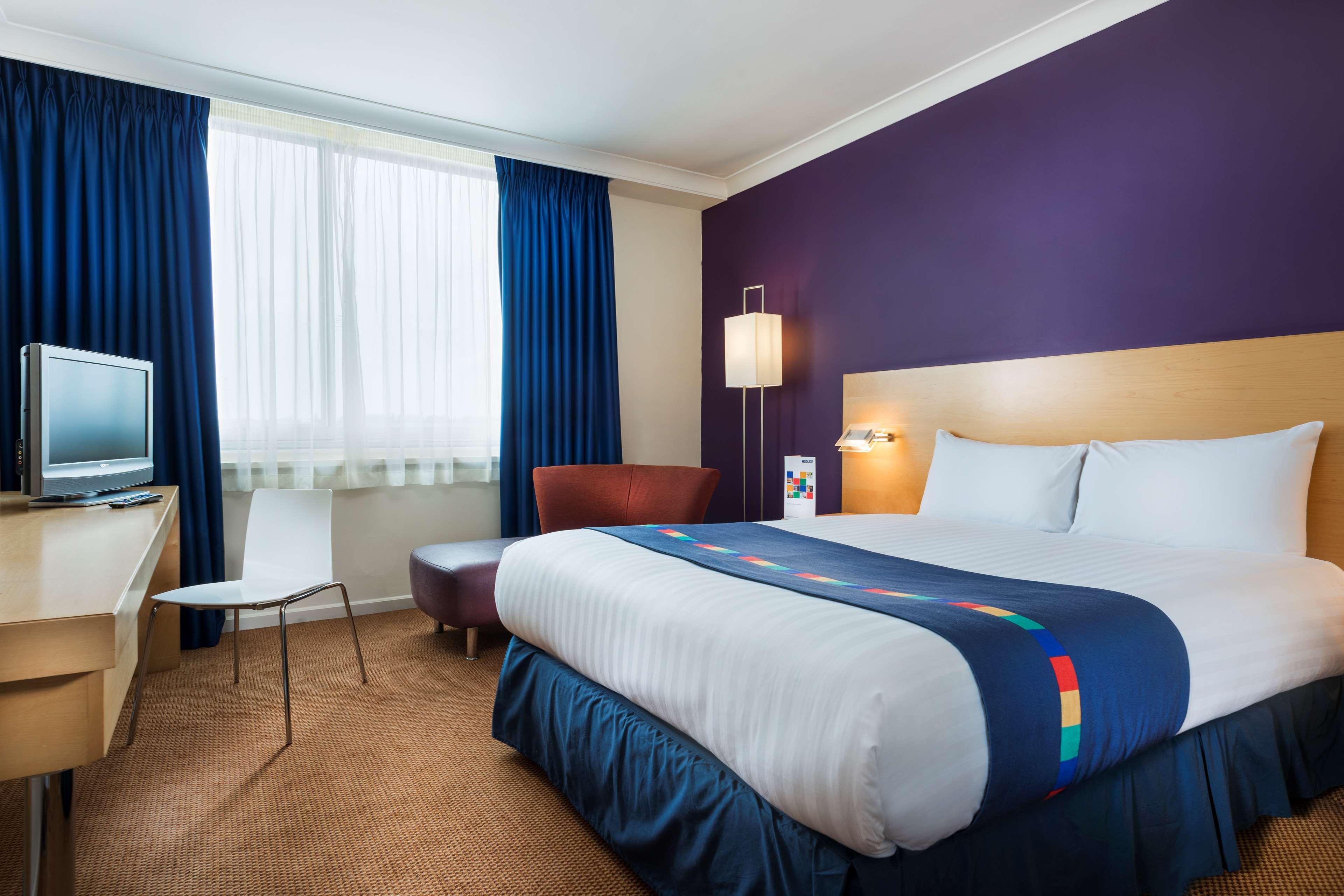 Radisson Hotel And Conference Centre London Heathrow Hillingdon Esterno foto A room at the hotel