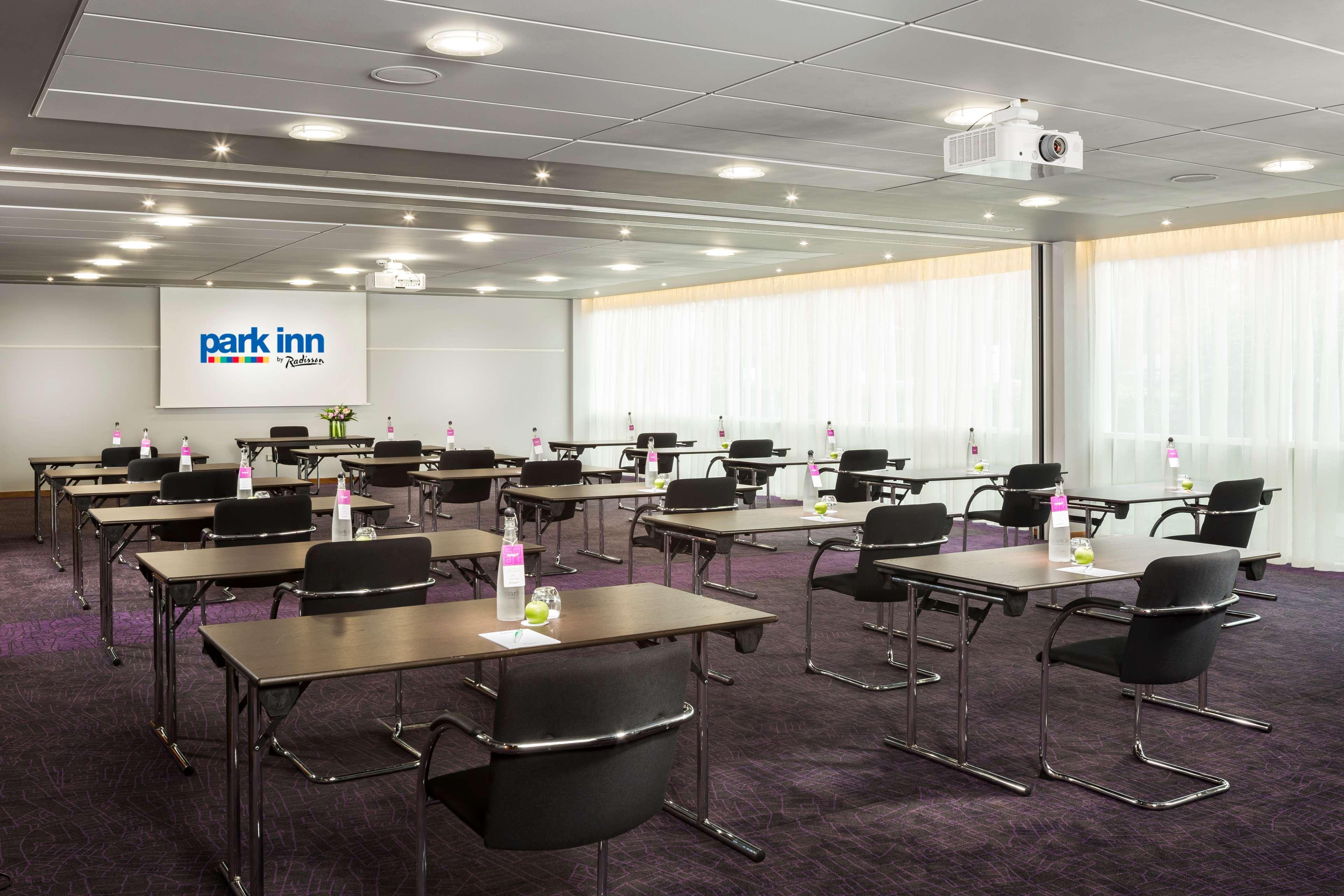 Radisson Hotel And Conference Centre London Heathrow Hillingdon Esterno foto Meeting room