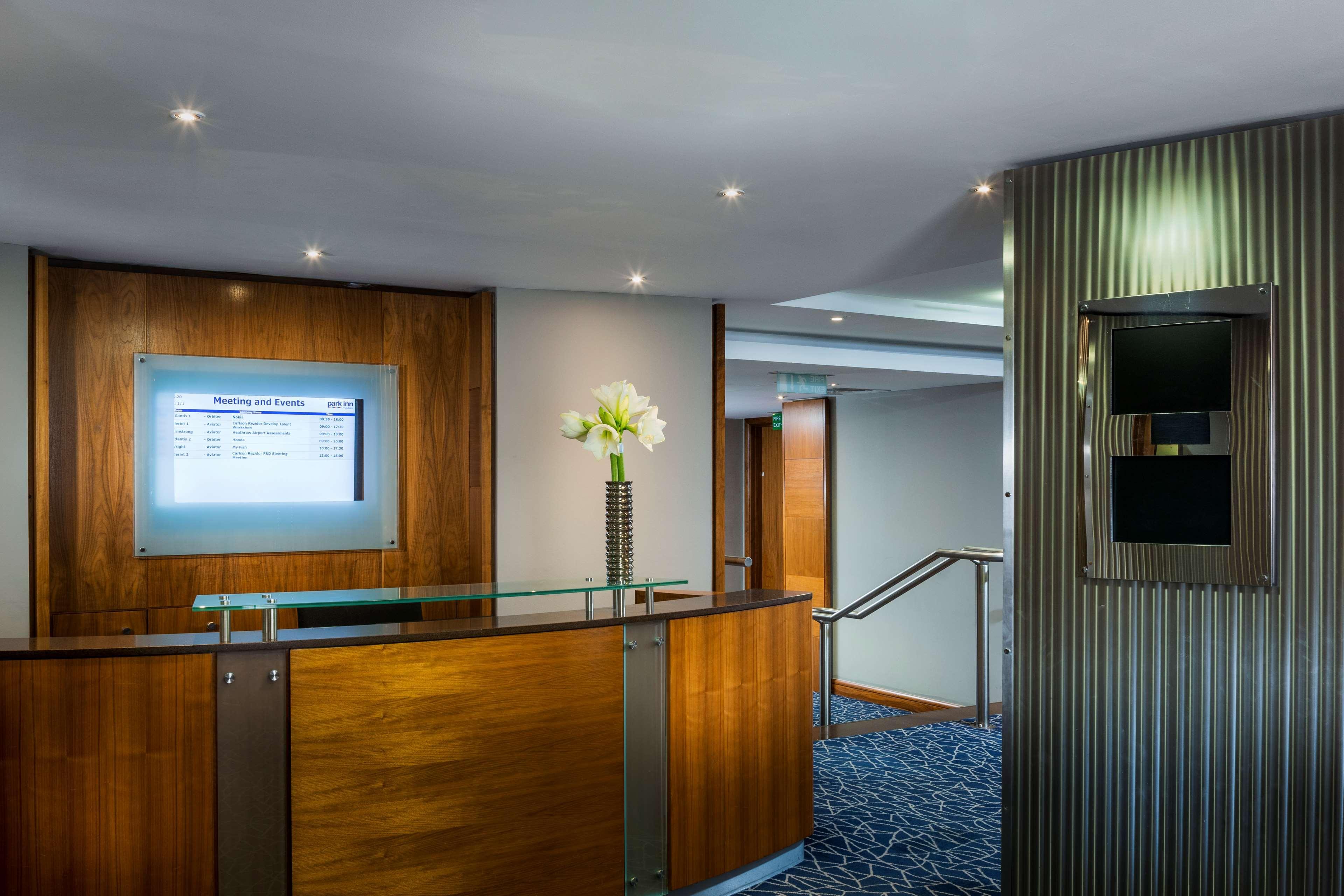 Radisson Hotel And Conference Centre London Heathrow Hillingdon Esterno foto Reception desk with information on the screen