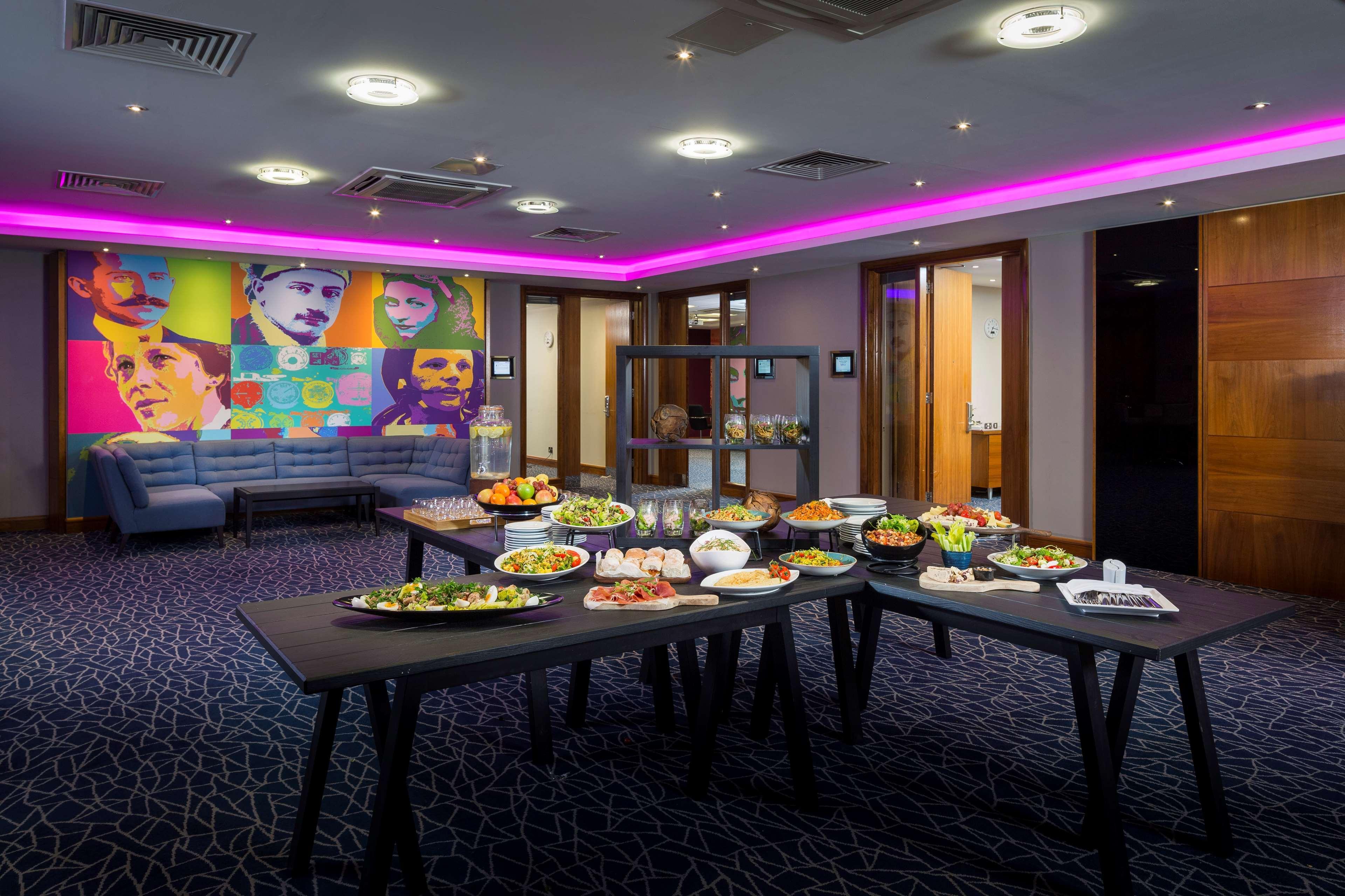 Radisson Hotel And Conference Centre London Heathrow Hillingdon Esterno foto The reception area of the hotel