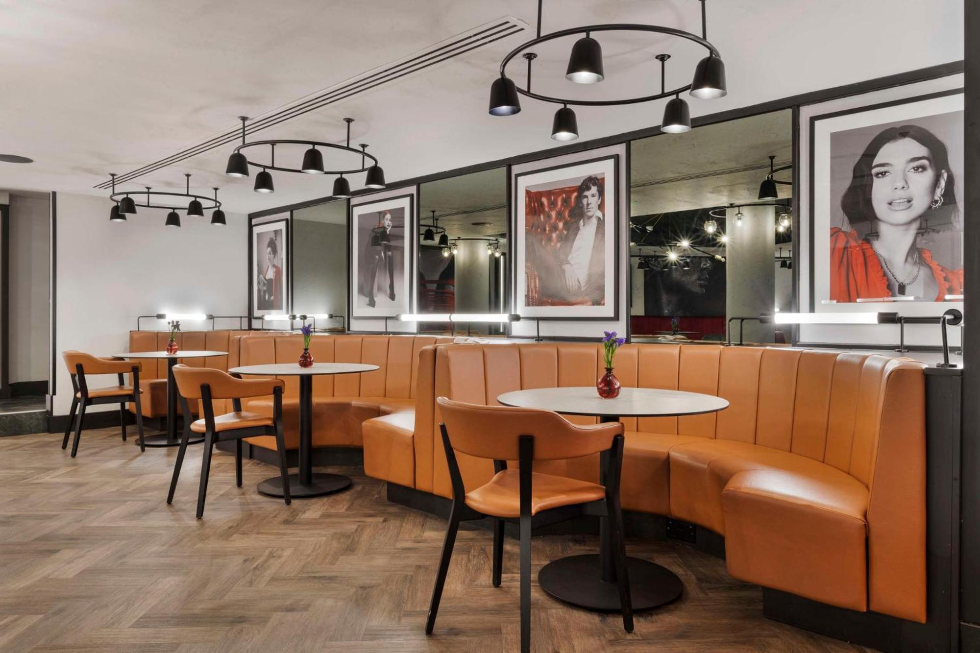 Radisson Hotel And Conference Centre London Heathrow Hillingdon Esterno foto Interior of the hotel