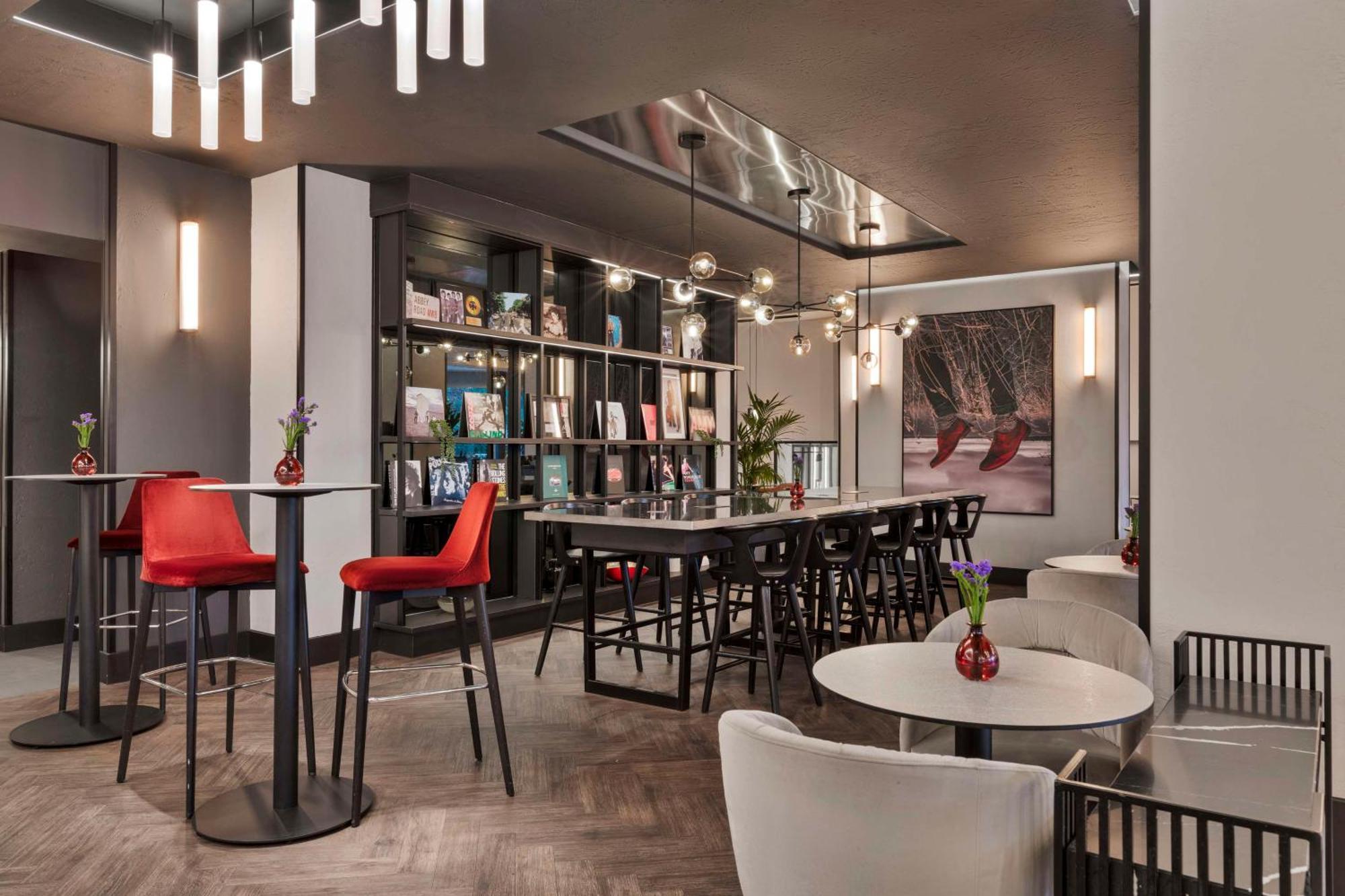 Radisson Hotel And Conference Centre London Heathrow Hillingdon Esterno foto Interior of the hotel