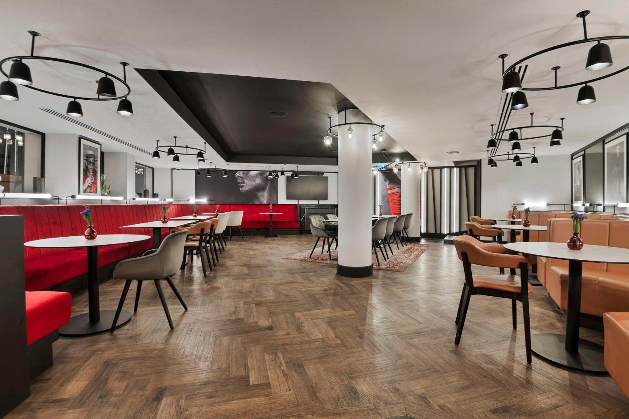 Radisson Hotel And Conference Centre London Heathrow Hillingdon Esterno foto Interior of the hotel