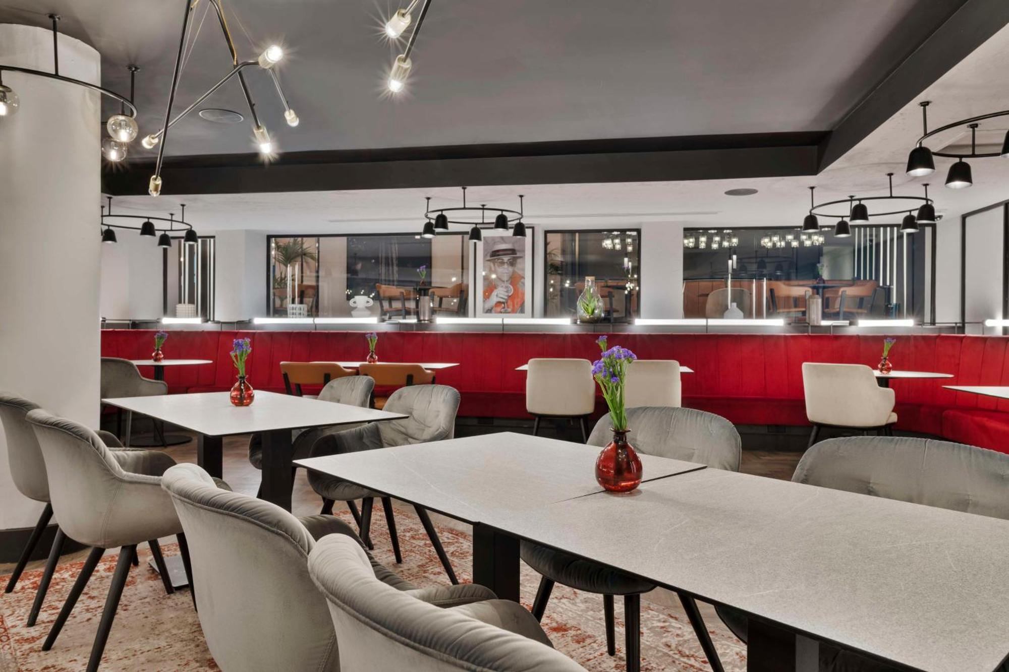 Radisson Hotel And Conference Centre London Heathrow Hillingdon Esterno foto Interior of the hotel